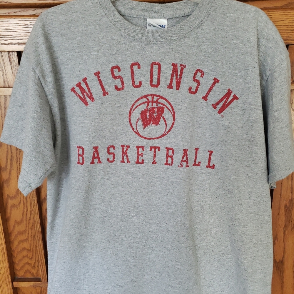 Boy's Wisconsin Badgers Basketball Gray Short Sleeve Gildan T-Shirt XL